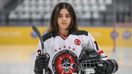 Avrupa’ya 15 yaşında transfer olan buz hokeyi oyuncusu gelecekten umutlu