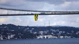 Kadınlar Süper Kupa’yı kazanan Fenerbahçe’nin bayrakları köprülere asıldı